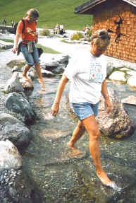 soell_wassertreten1.jpg (69252 Byte)